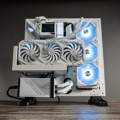 White PC battlestation build by Reddit User u/andiethelab.